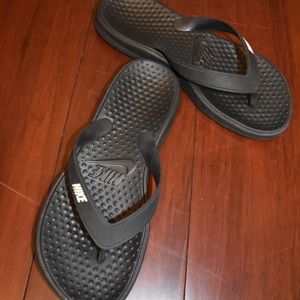 😽💨4 for $20 Nike flip flops